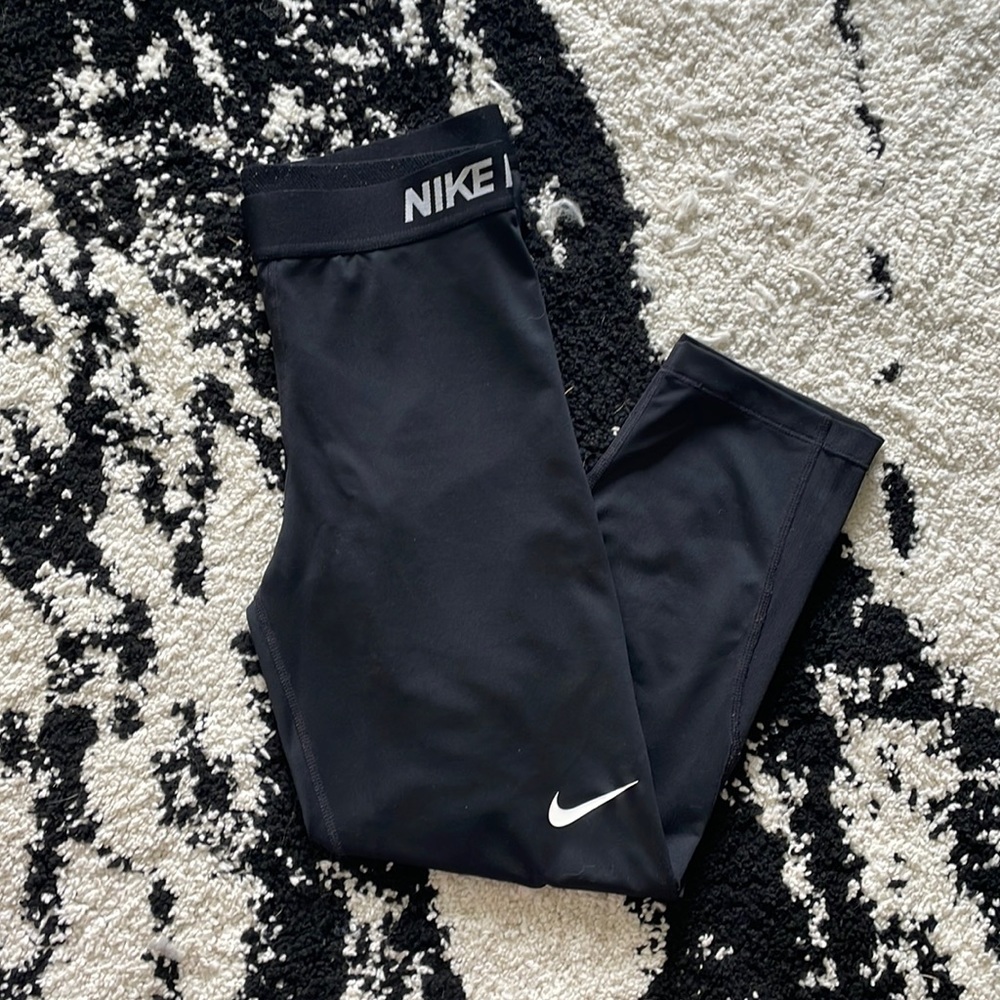 Nike Pro cropped workout leggings
